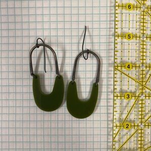 Silver cocoon You earrings (l)